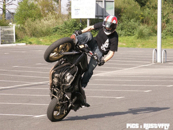 Le wheelie touch touch circle