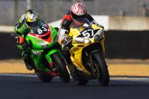 Deux pilotes sur leur moto au 24h du Mans moto