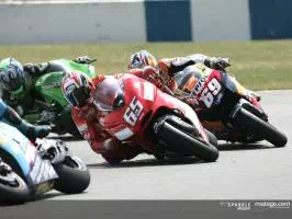 Motos gp en plein virage