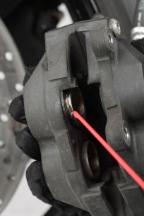 Comment contrôler l'usure des plaquettes de frein de sa moto ? - Tutoriels  moto - Motards