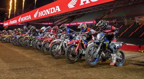 Départ d'une course de Supercross Départ d'une course de Supercross