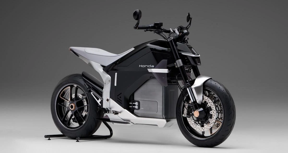 Moto électrique Honda de type roadster, vue de profil