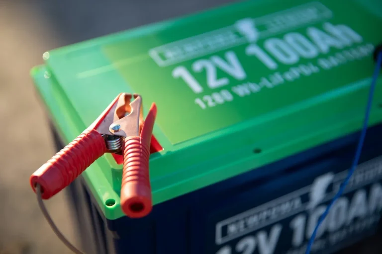 Batterie 12 volts reliée à des pinces de charge