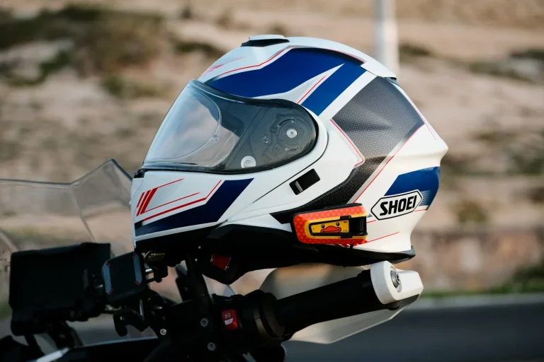 Motard portant un casque intégral