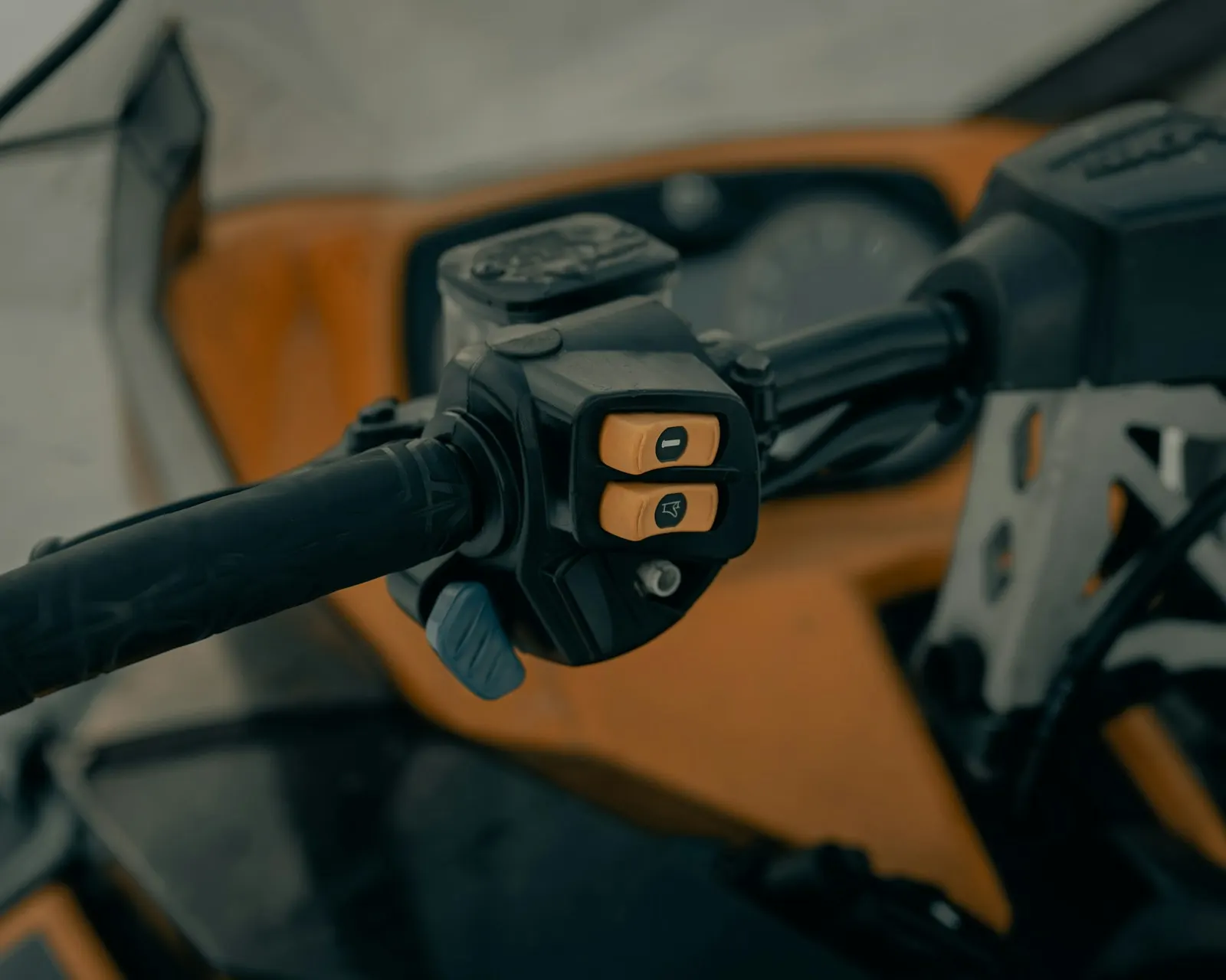 Commodo droit avec le bouton de démarreur