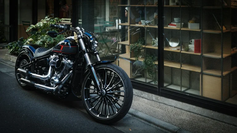 Custom noir stationné dans une rue