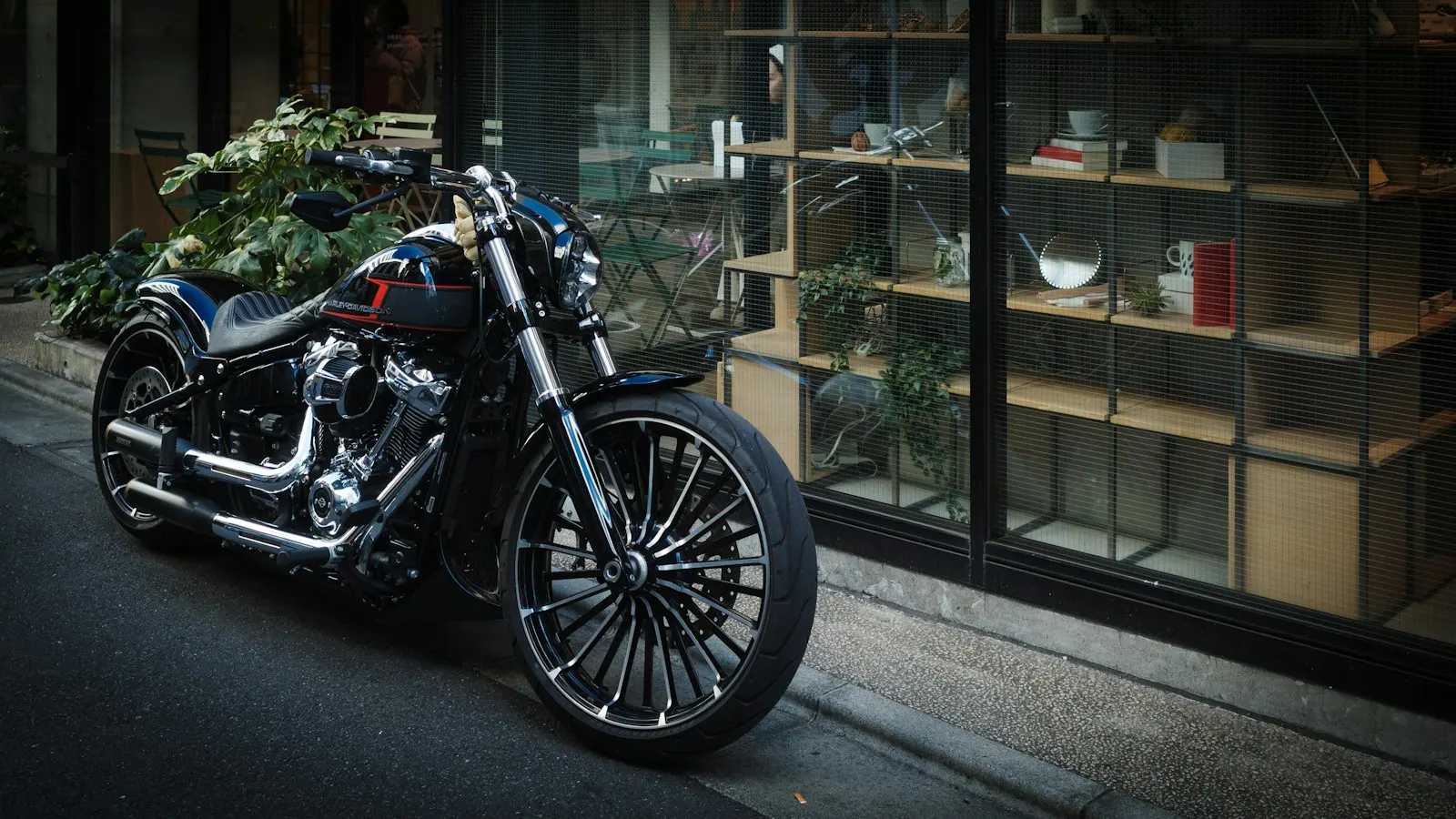 Custom noir stationné dans une rue