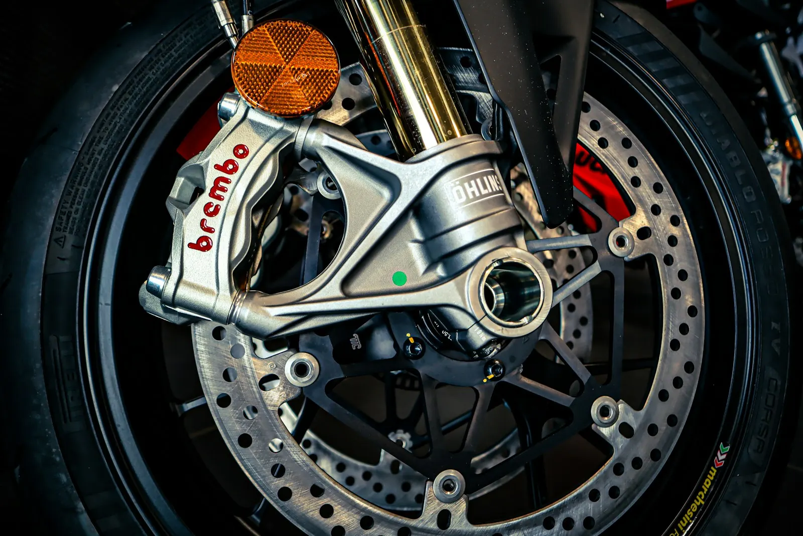 Étrier et disque de frein avant d’une moto