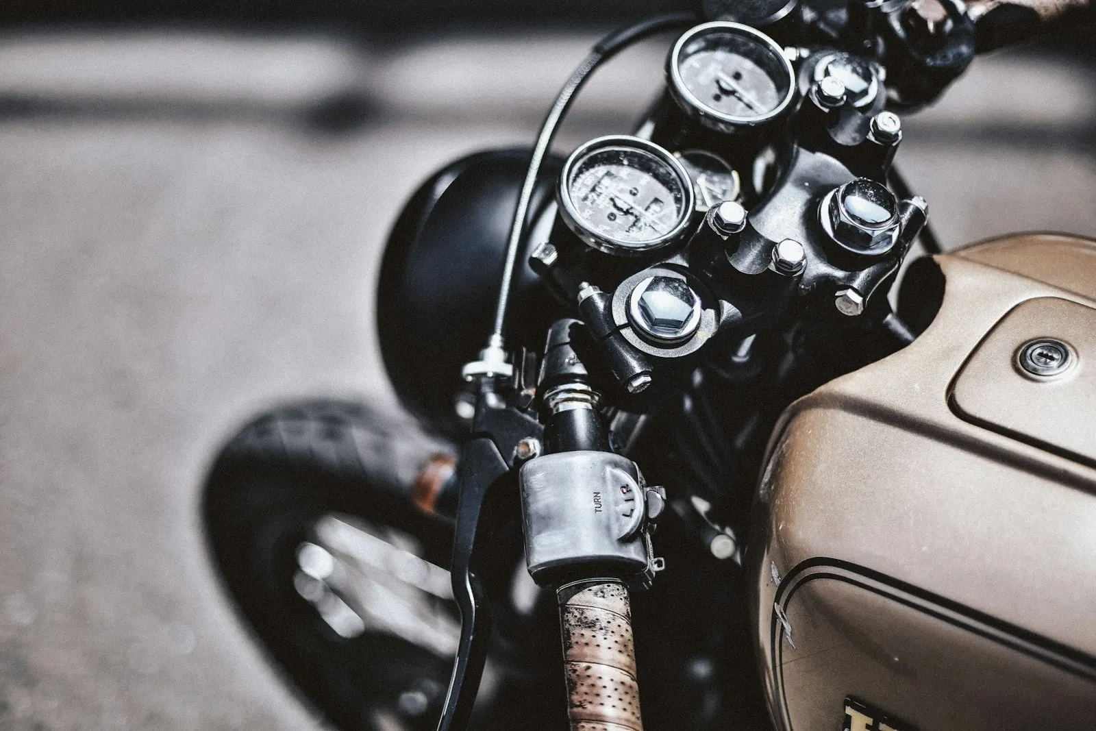 Fourche avant d’une moto