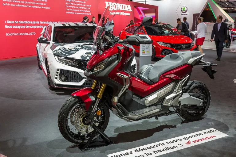 Honda X-ADV exposé dans un salon