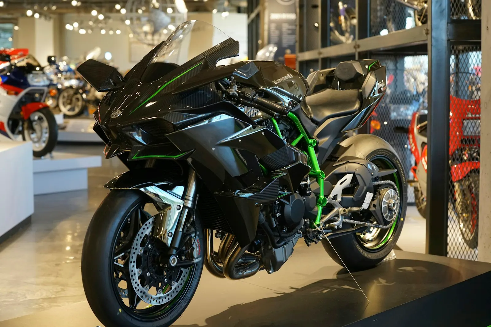 Moto sportive à compresseur exposée