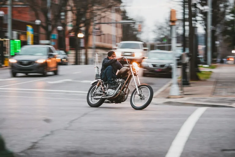 Moto circulant en ville