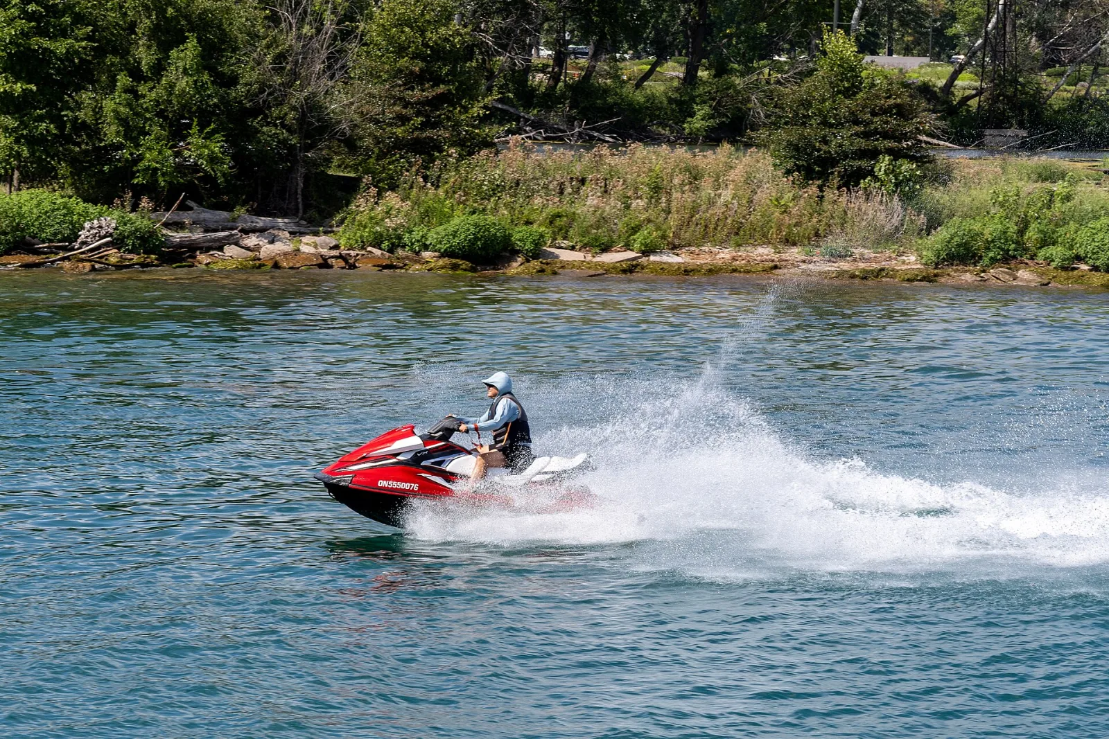 Pilote de moto marine avec gilet de sauvetage, en navigation côtière