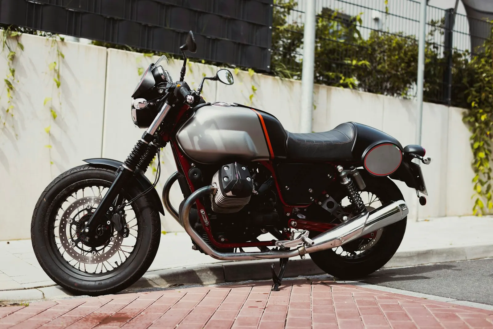 Moto néo-rétro vue de profil