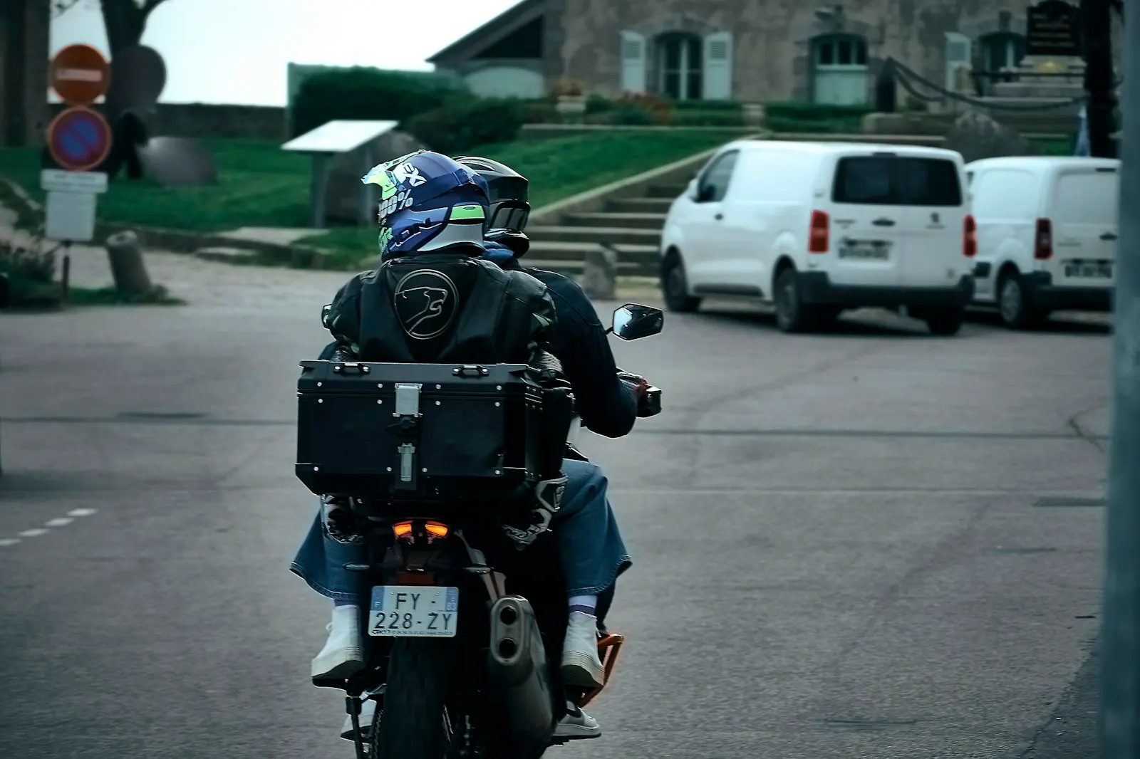 Moto vue de dos avec sa plaque d’immatriculation