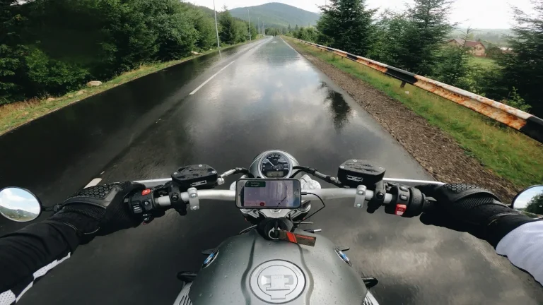 Vue du guidon sur une route mouillée