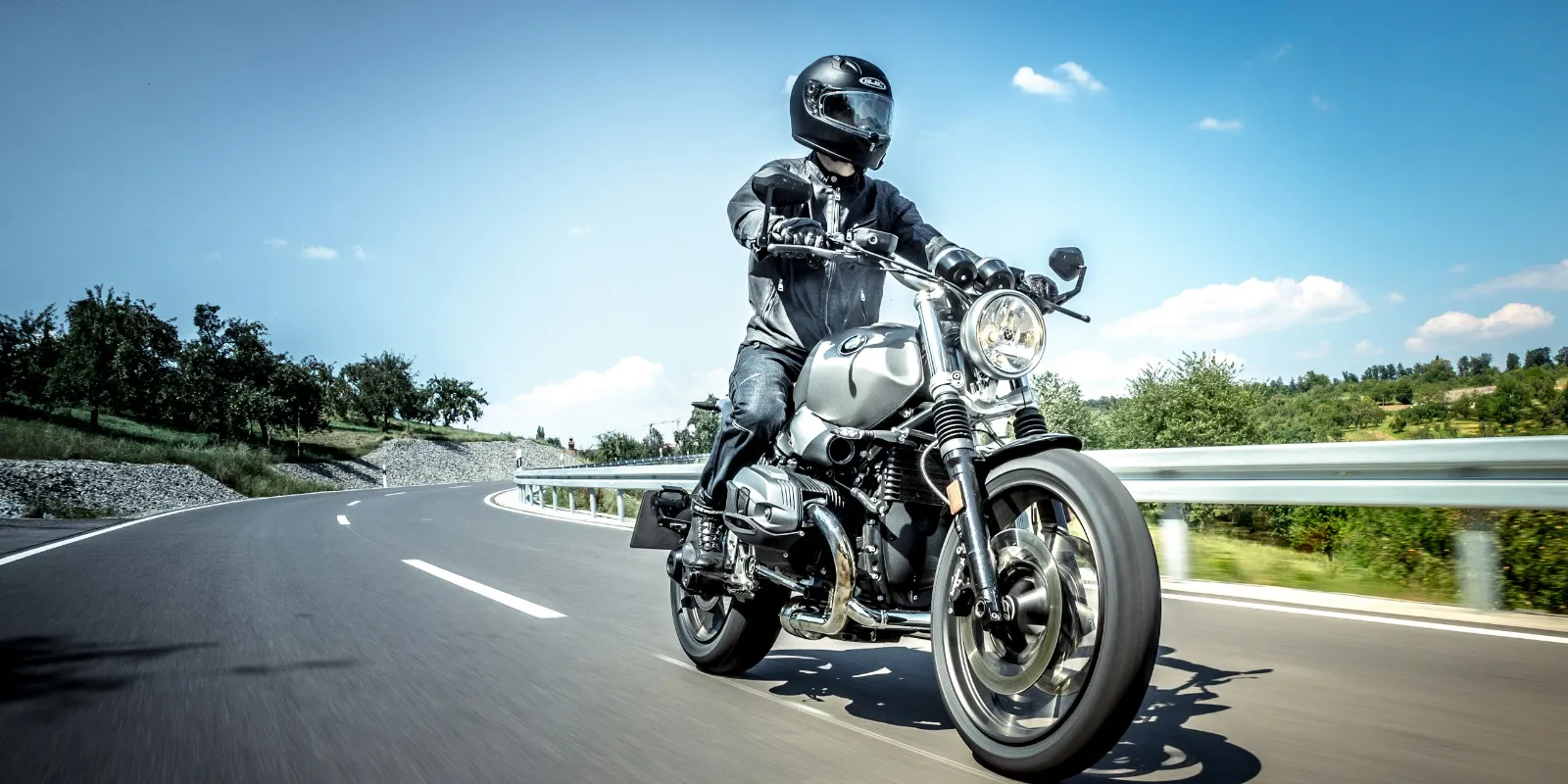 Motard sur une moto BMW sur une route ensoleillée : les boîtes automatiques gagnent les motos récentes