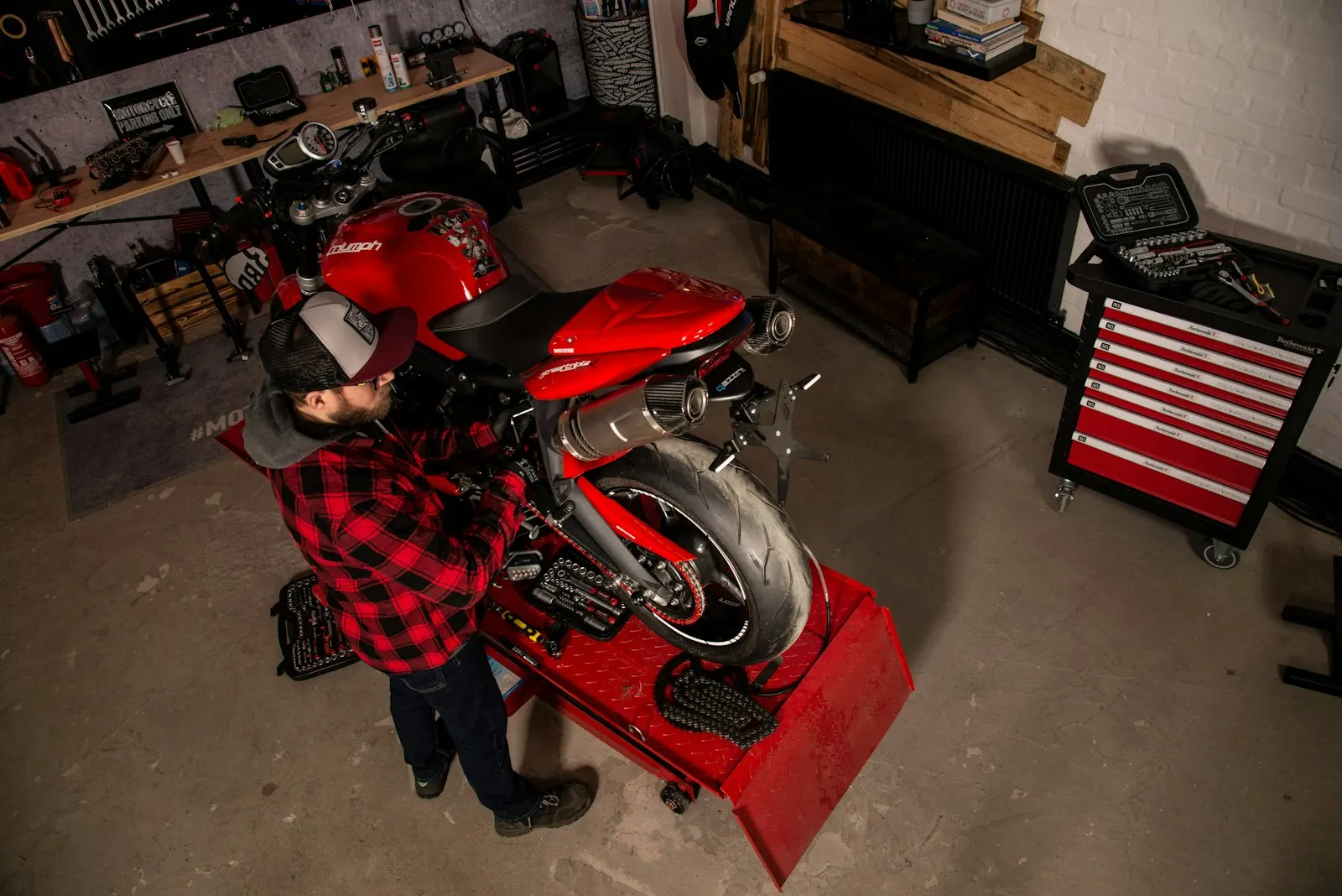Moto levée sur béquille dans un atelier