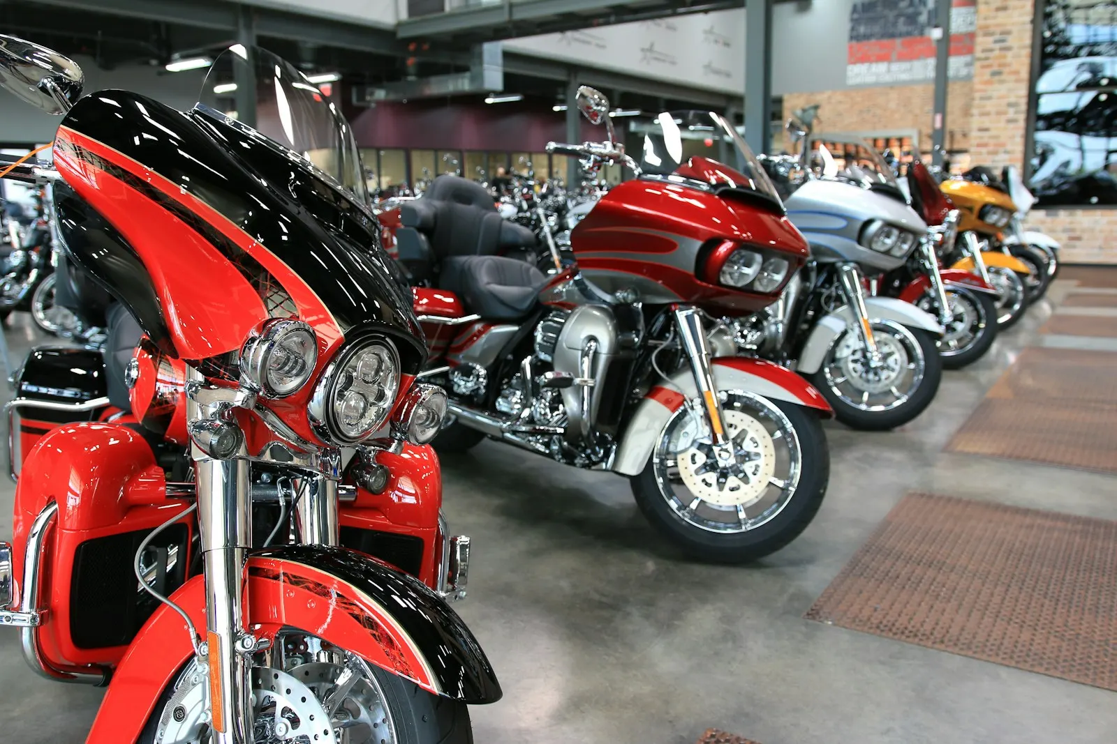 Rangée de motos en vente