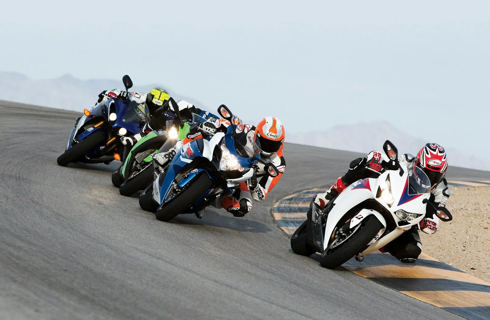 Motos sportives en courbe sur circuit