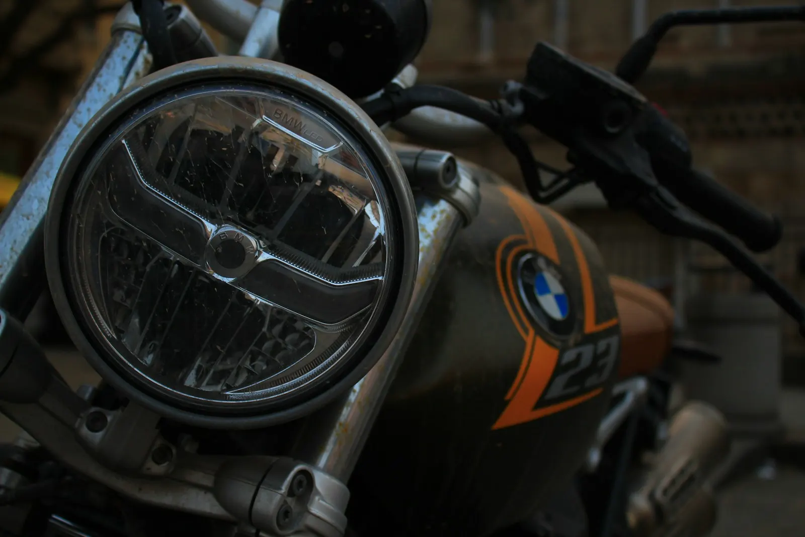 Phare rond d’une moto