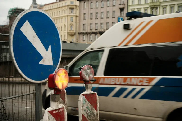 Ambulance et balisage sur une route