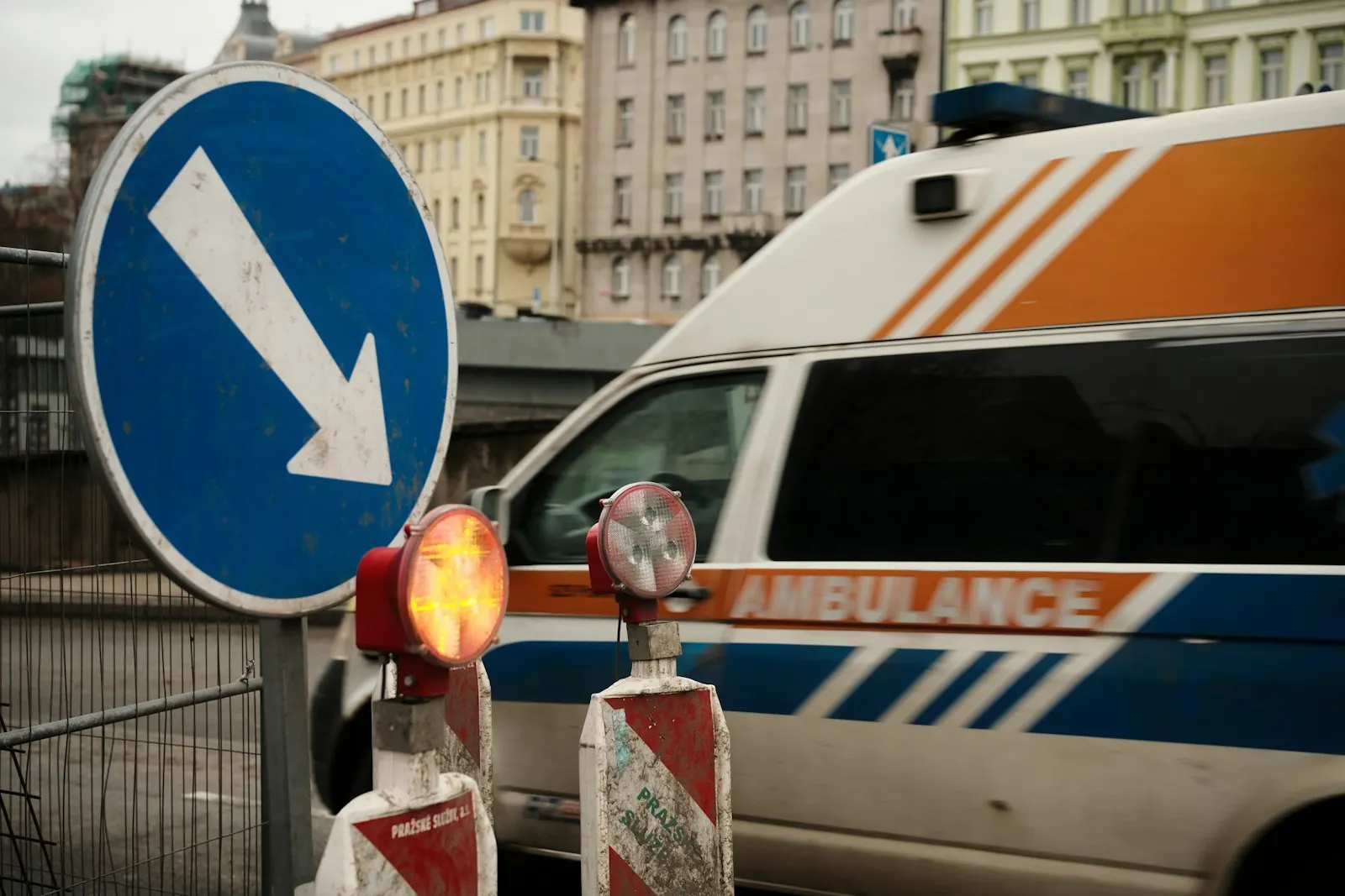 Ambulance et balisage sur une route