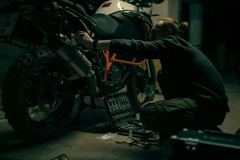 Mécanicien travaillant sur une moto dans un garage