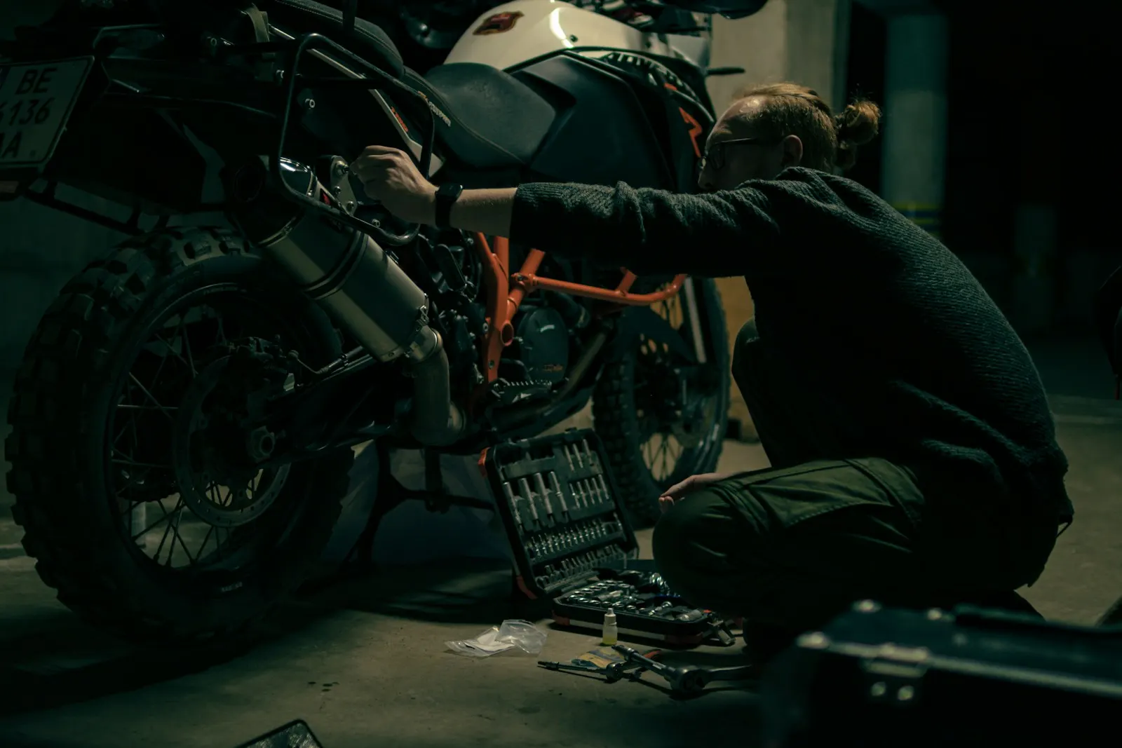 Mécanicien travaillant sur une moto dans un garage