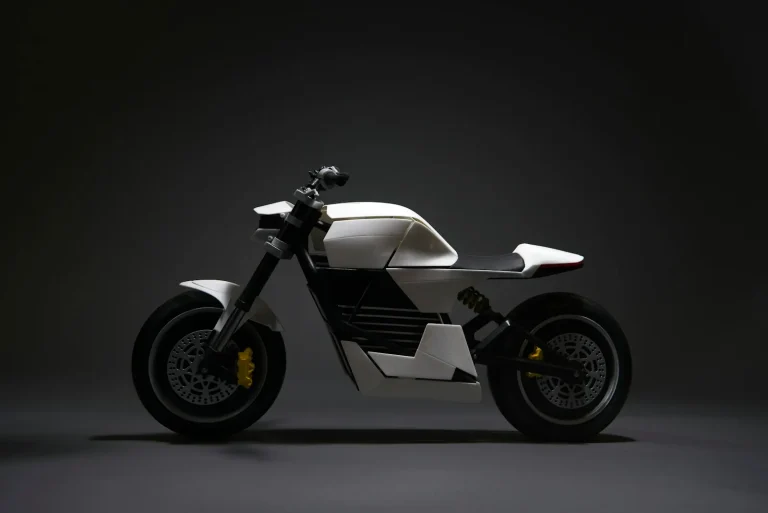Moto électrique blanche et noire