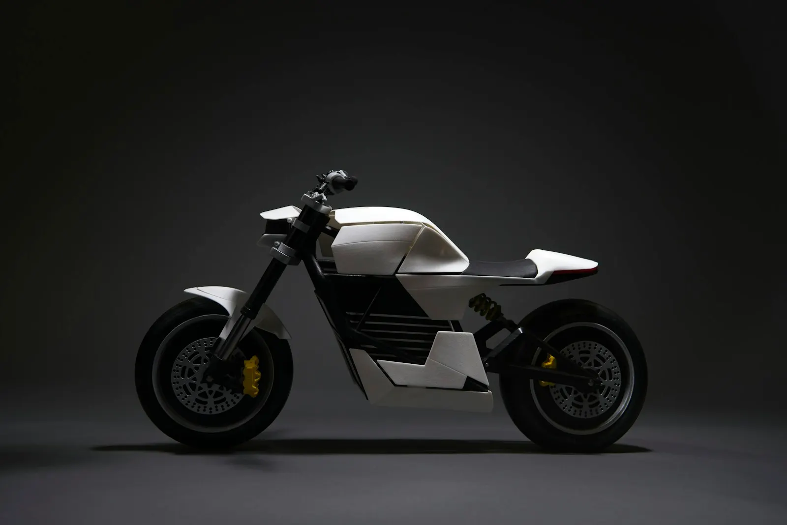 Moto électrique blanche et noire