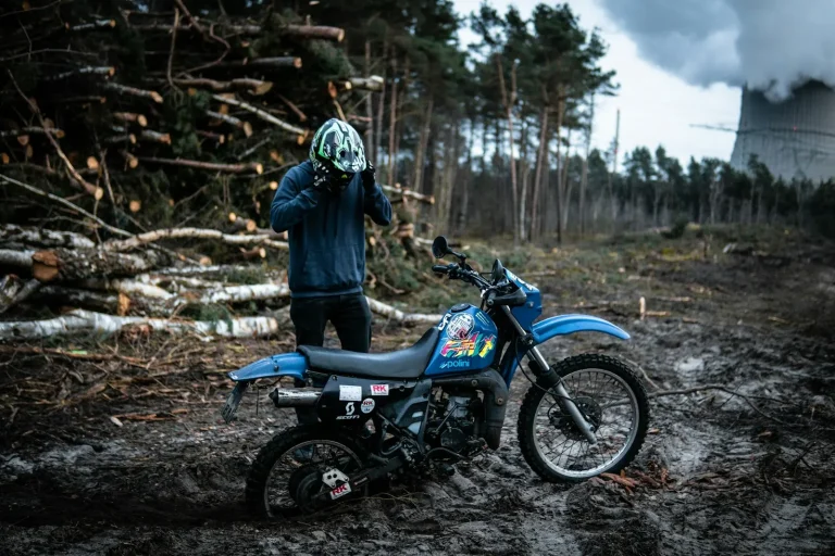 Pilote d’enduro casqué en forêt