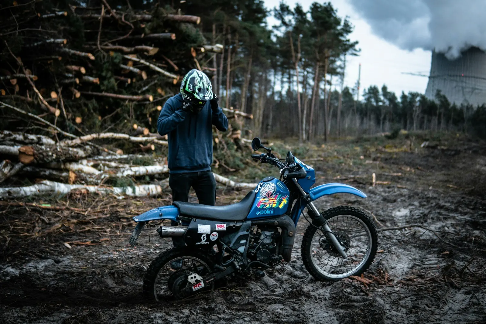 Pilote d’enduro casqué en forêt