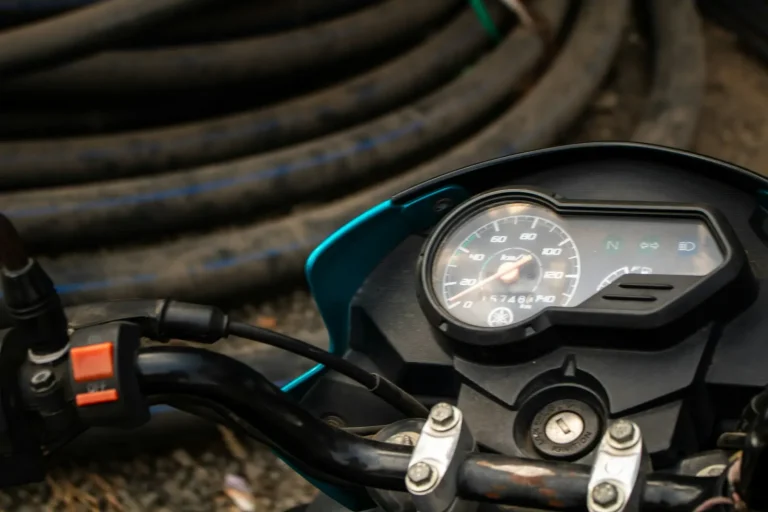 Guidon et compteur d’une moto en gros plan