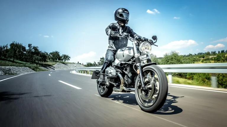 Motard roulant sur une route de campagne