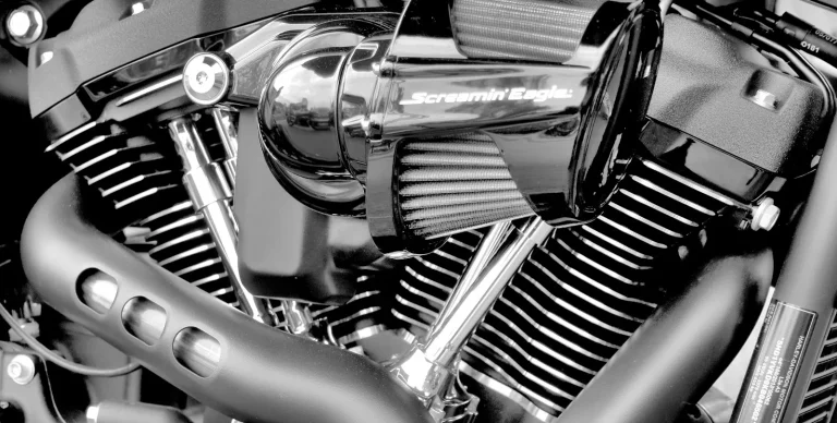 Moteur de moto argenté et noir