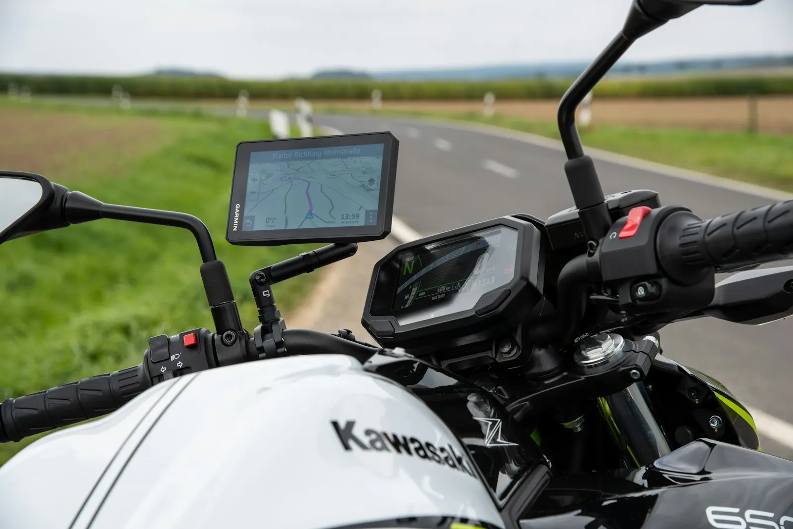GPS posé sur la selle d’une moto