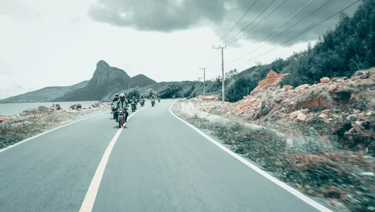 Groupe de motards roulant sur une route