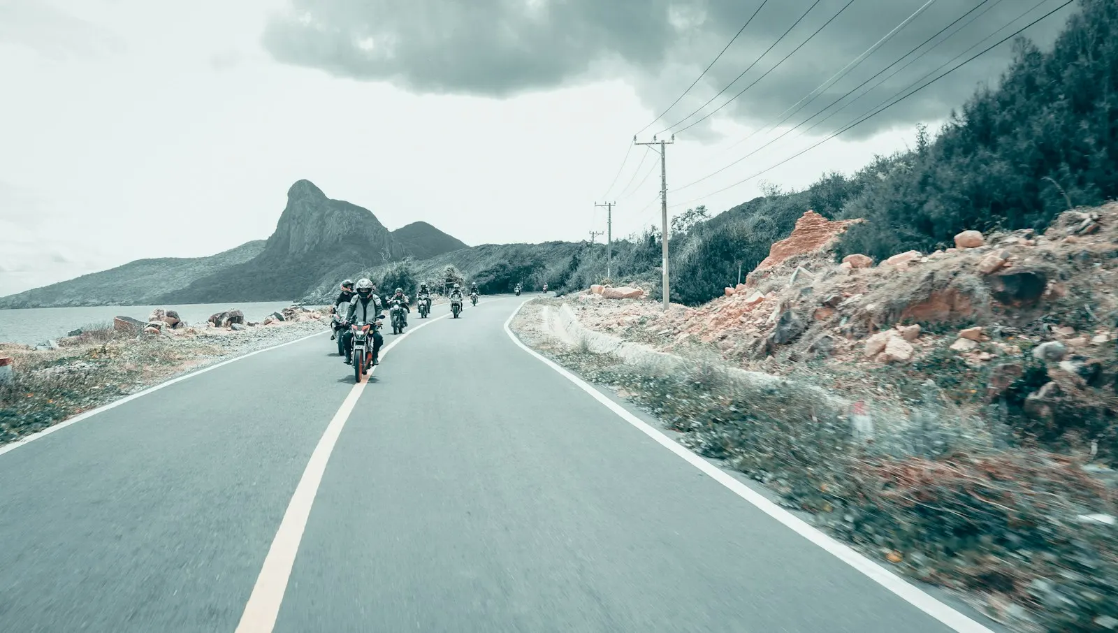 Groupe de motards roulant sur une route