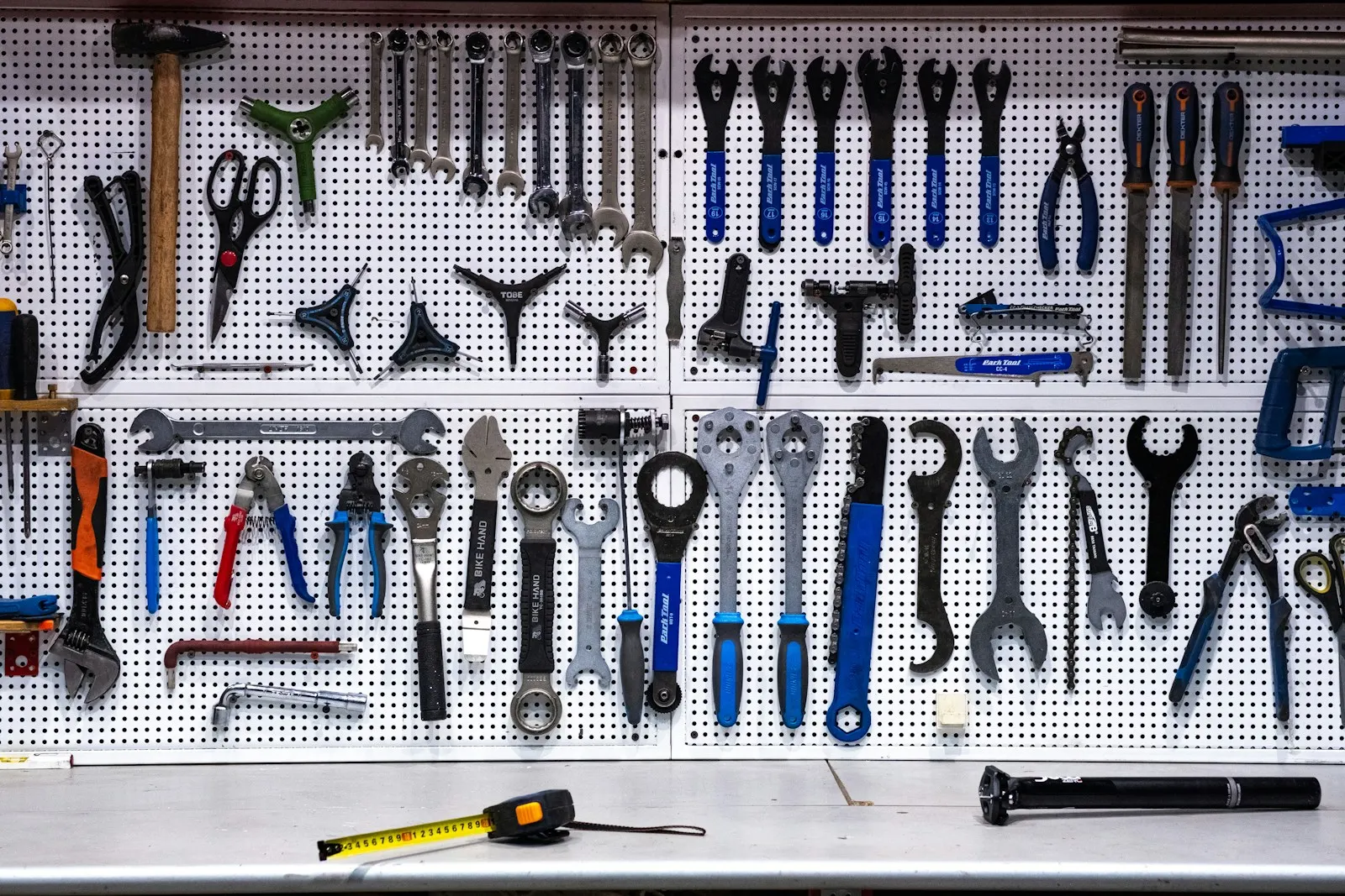 Outils accrochés au mur d’un atelier