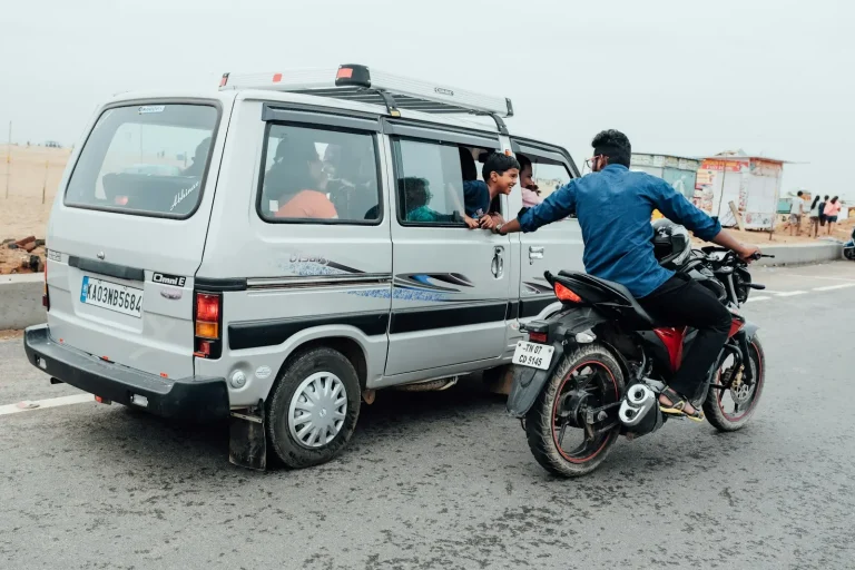 Moto à côté d’une camionnette