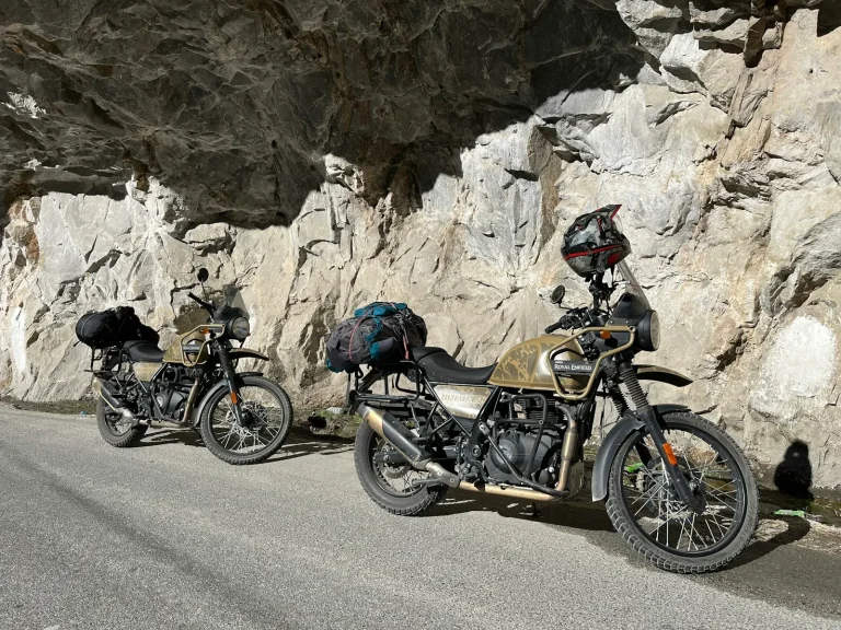 Deux motos de voyage sur une route de montagne