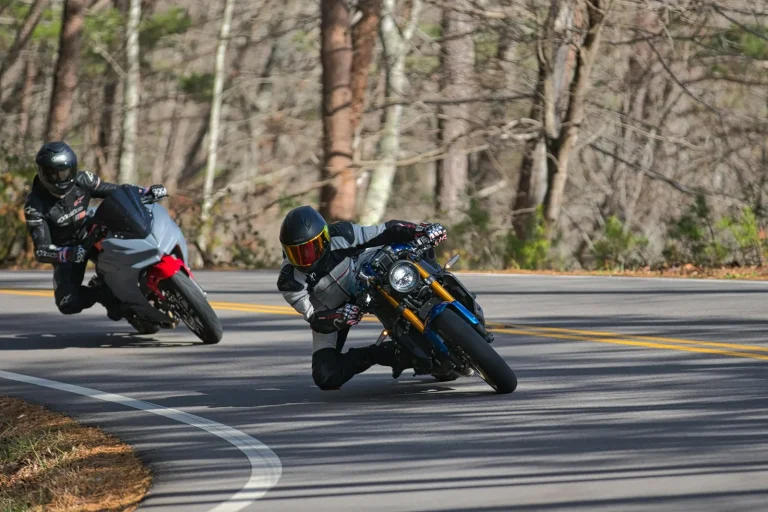 Deux motards penchés dans un virage