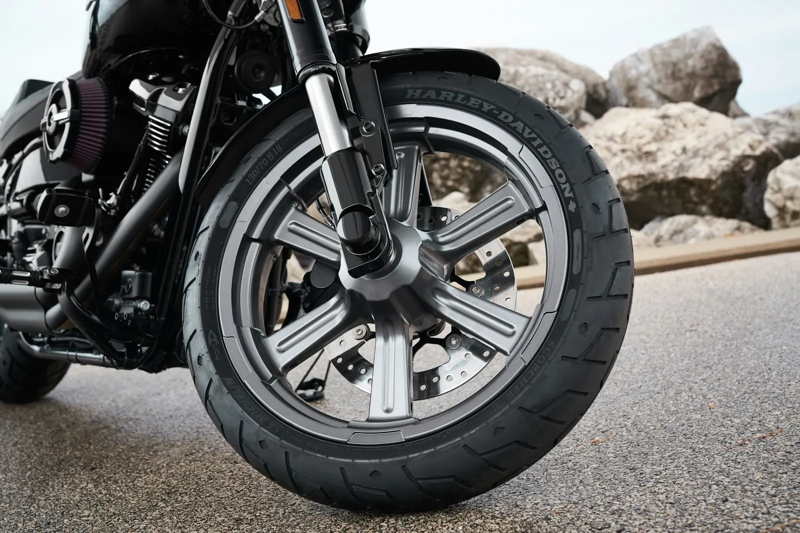 Pneu avant d’une moto vu de près