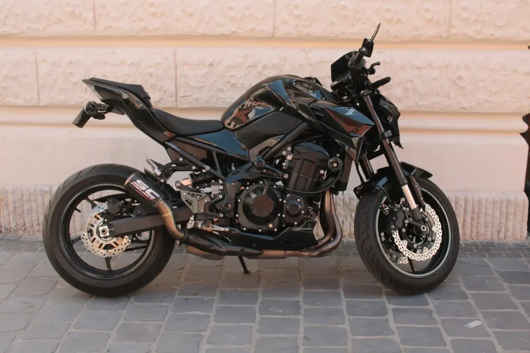 Roadster noir stationné dans une rue pavée
